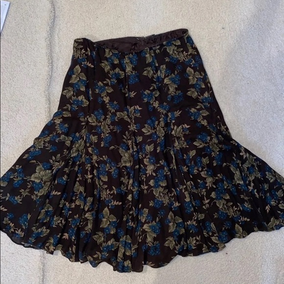 Women’s skirt and shirt - Picture 7 of 11